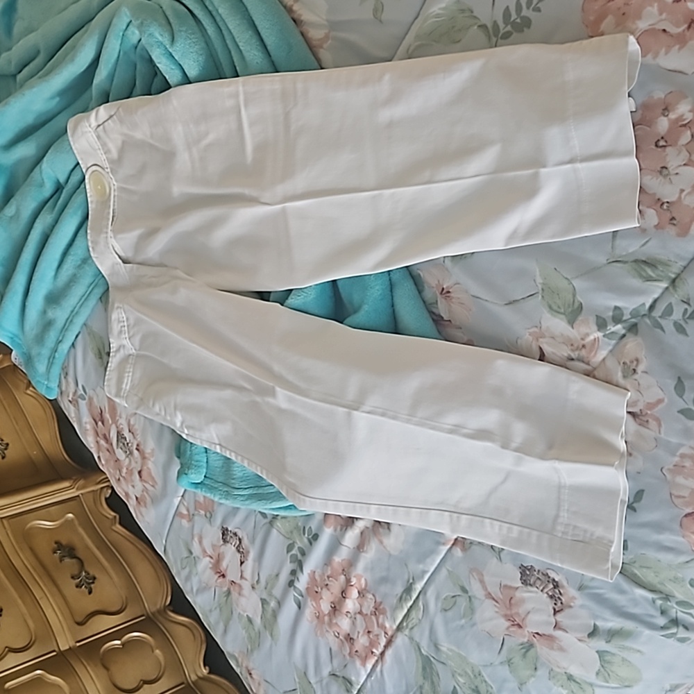 Kim Rogers capris white big button size 8 cotton blend. In excellent con…